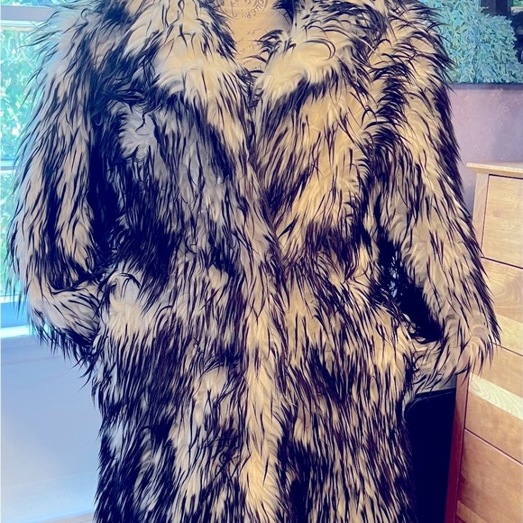 Luxurious Vintage Faux Fur Coat in Black and White - Picture 11 of 14